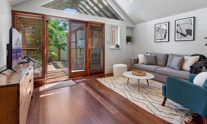 Brunswick West Maison | Stylish 2-Bed Brunswick Retreat with Sunny Deck