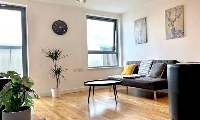 Wembley Central Appartement | Stylish 2-Bed Flat with Balcony & Stadium Views and own parking - Prime Wembley