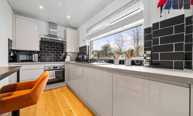 Grangemouth Maison | Stylish 2 Bed Home With Garden Space
