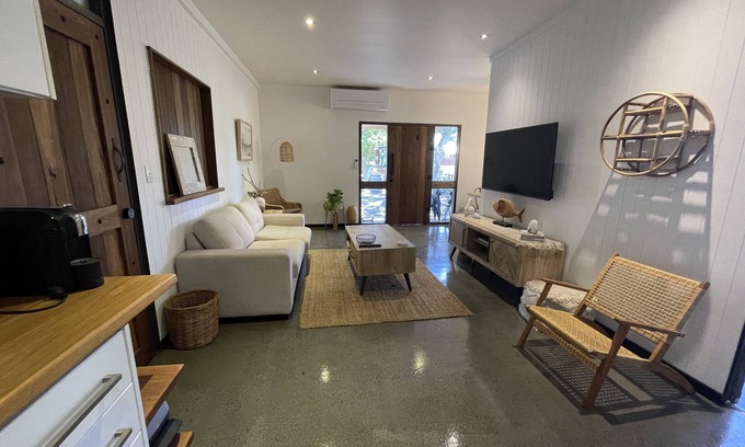 Mitchells Island Maison | Stylish 2 bedroom Guesthouse - 1 minute from the beach.