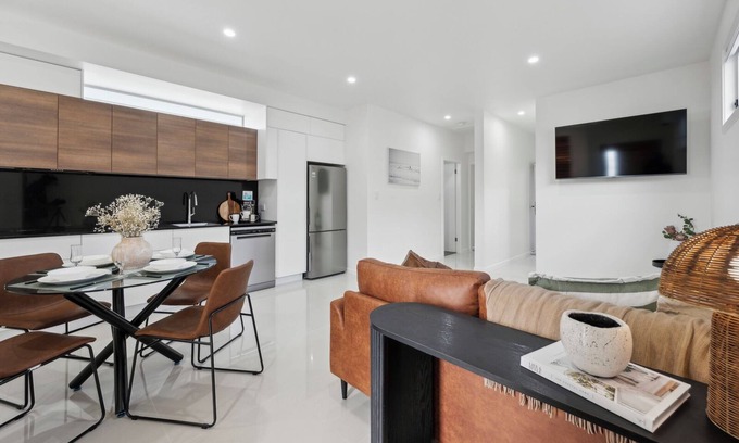Coffs Harbour Appartement | Stylish, 2-bedroom unit, 400m to Diggers Beach and 600m to The Big Banana.