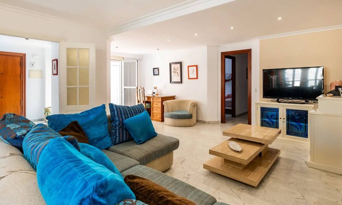 El Molinillo Appartement | Stylish 2-bedroom apartment with private patio and WiFi in enjoyable Málaga