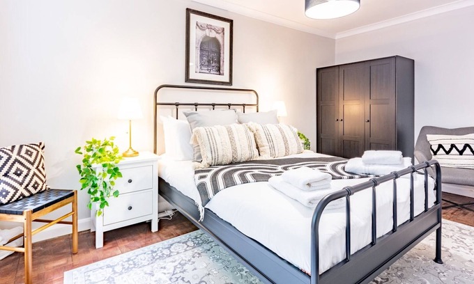 Warley Appartement | Stylish 2-Bedroom Flat in Great Warley – Sleeps 6 | Pass the Keys