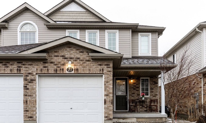 Guelph Appartement | Stylish 2-Bedroom Guest Unit for 4 people in Central Location, Affordable Rates
