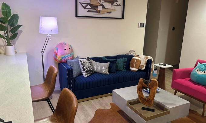 Barrington Oaks Maison | Stylish 2 bedroom house with office in Austin, near Domain,Apple,Downtown,Dell