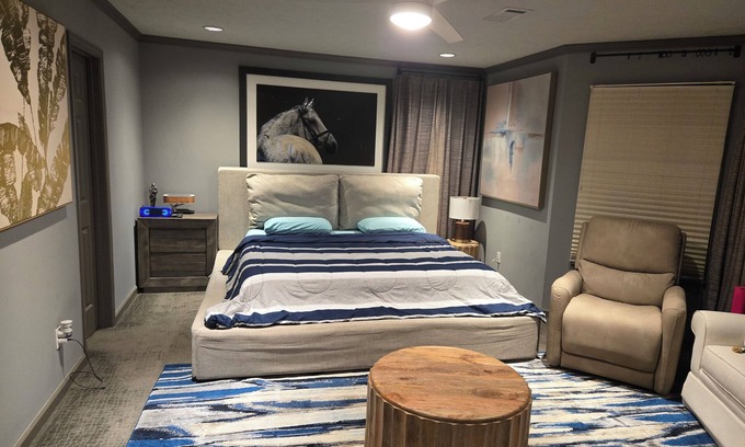 Tupelo Maison | Stylish 2 bedroom townhouse, ideal for your needs. Elvis Presley's Birthplace!
