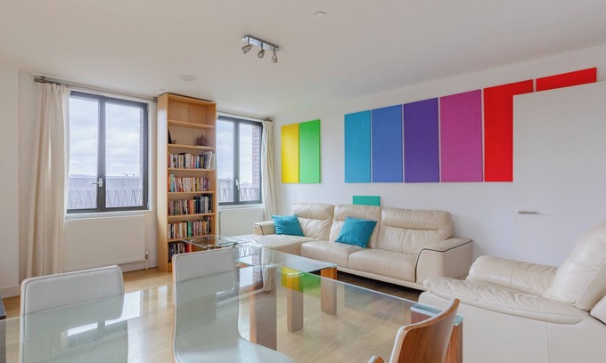 St. Pancras and Somers Town Appartement | Stylish 2BD Flat w Balcony, Heart of King's Cross