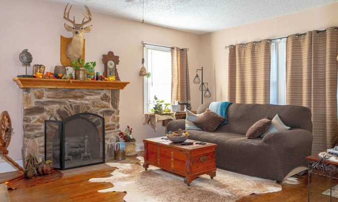 Saint Jo Maison | Stylish 2BR Cottage | Patio Views + Near Wineries