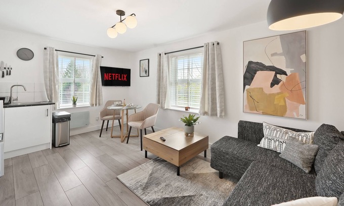 Dunmow Appartement | Stylish 2BR Flat near Stansted Airport & Parking