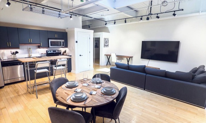 Riverdale Appartement | Stylish 2BR Industrial Loft in Trendy Leslieville – Walk to Shops & Dining