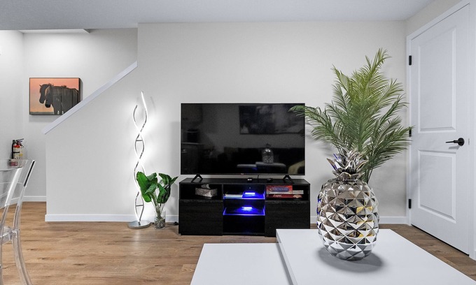 Keith Maison | Stylish 2BR Private Retreat in NW Calgary with easy access to Banff