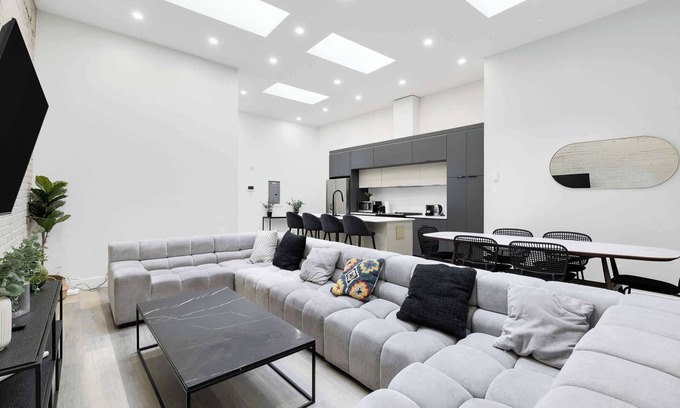 Griffintown Appartement | Unreal 2 BDR in Heart of MTL With Shared Patio