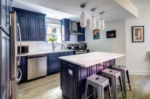 West Town Appartement | Stylish 2BR stunner in unbeatable location