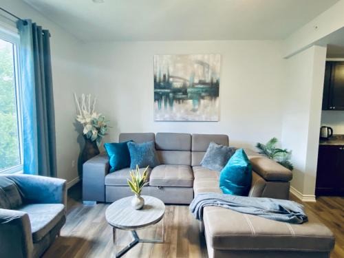 Kitchener Appartement | Stylish 3 Bdrm house- king bed, Netflix, parking