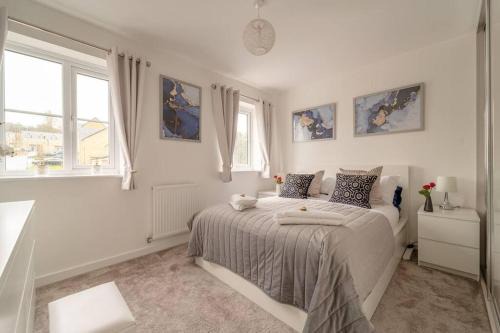 Colne Maison | Stylish 3 Bed, 3 Bath, Garden & Drive for 2 cars
