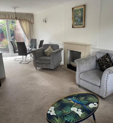Fairlop Maison | Stylish 3 Bed House Located in the Heart of Chigwell