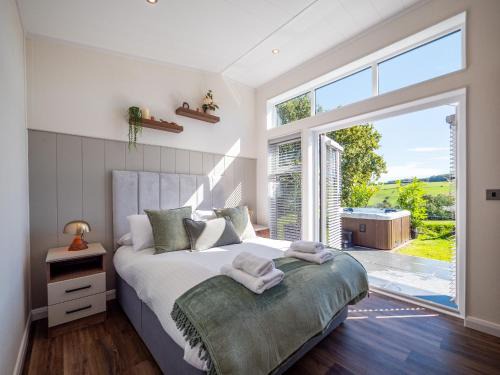 Totnes Cabine | Stylish 3-bed Lodge With Golf & Spa Access