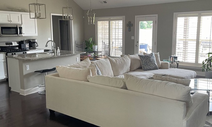 Horn Lake Maison | Stylish 3 bedroom ranch just south of Memphis