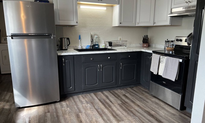 Airport Township Maison | Stylish 3br 2 bath close to downtown, the airport, and freeways.