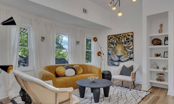 Inman Park Appartement | Stylish 3BR/3BA upper unit in fully remodeled 1920s duplex. Vaulted ceilings, updated kitchen, smart TVs, and private balcony. Perfect for families or groups in walkable Inman Park near BeltLine, dining, and MARTA.