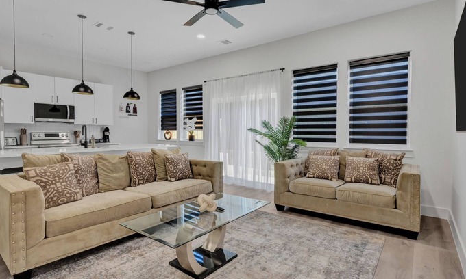 Dallas Maison | Stylish 3BR Dallas Townhouse Rooftop Backyard Garage