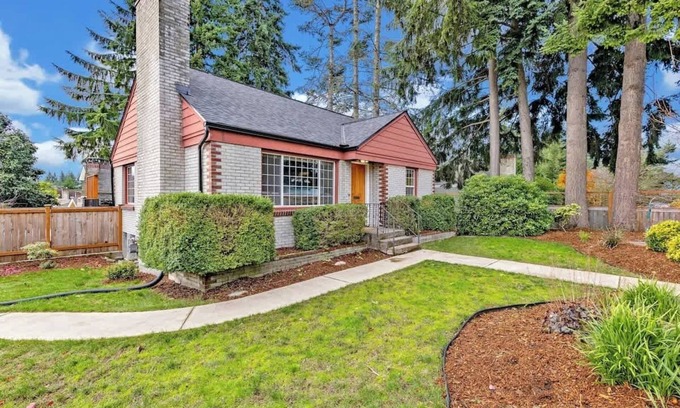 Fauntleroy Maison | Stylish 3BR Home in West Seattle w/ Fenced Yard