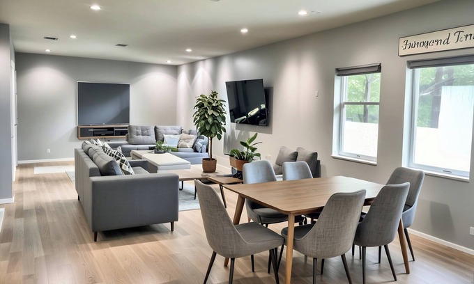 La Brea Hôtel | Stylish 3BR Townhouse Retreat near Hollywood – Private Balcony View