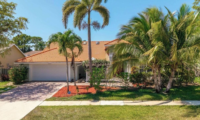 Greenview Shores Maison | Stylish 4-bedroom private house in Wellington FL, Come enjoy some poolside fun!