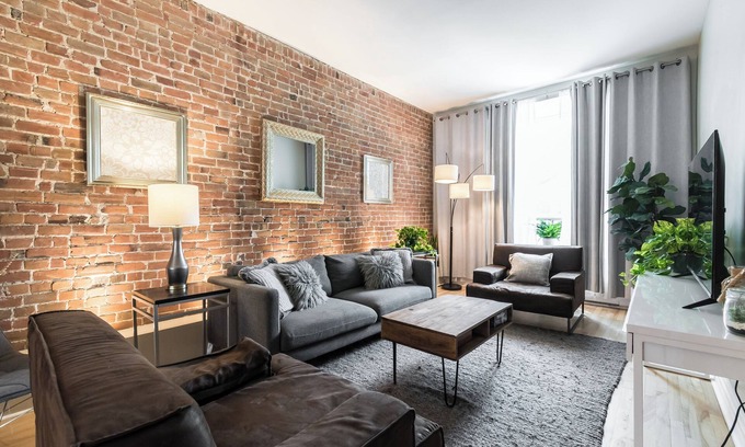 Latin Quarter Appartement | Stylish 4BDR Downtown Montreal Home - Brick Walls & Cozy Vibes
