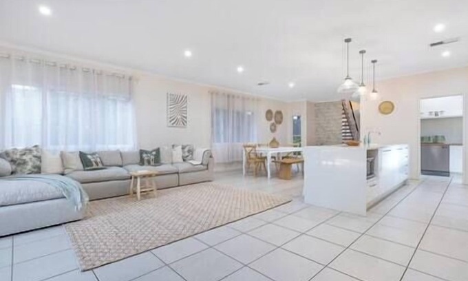 Nudgee Maison | Stylish 4BR Exec Home near Airport, Sleeps 8