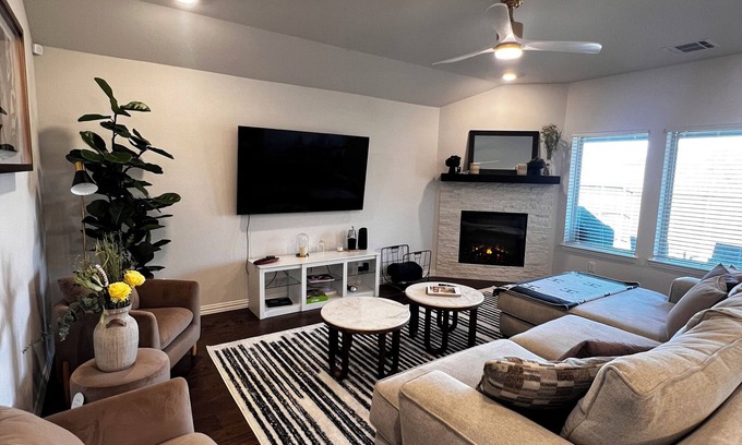 Princeton Maison | Stylish 4BR Home in Princeton. Large Yard,Pool,Workspace. Near Frisco & McKinney