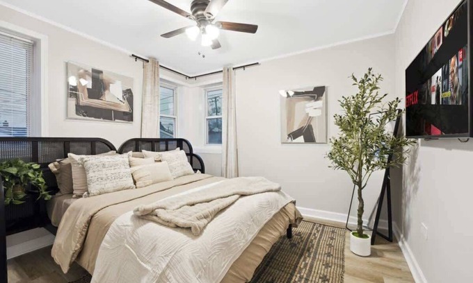 Cicero Maison | Stylish 4BR | Sleeps 8 | Garage Parking | Near Airport & Downtown