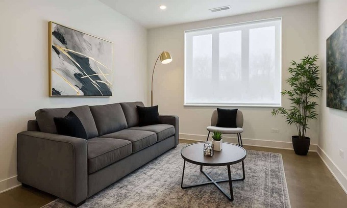Near South Side Appartement | Stylish 4BR South Loop Home State 23-202