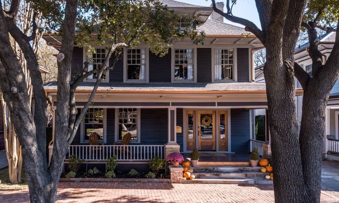 Old East Dallas Lit Et Petit-Déjeuner | Stylish 5 Bedroom Boutique BnB in Old East Dallas | Insta-Worthy Rooms + Speakeasy Bar