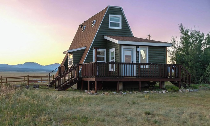 Fairplay Cabine | Breathtaking Views, Fast WiFi, Dogs OK, New Back Deck, Stargaze, 45 to Breck!