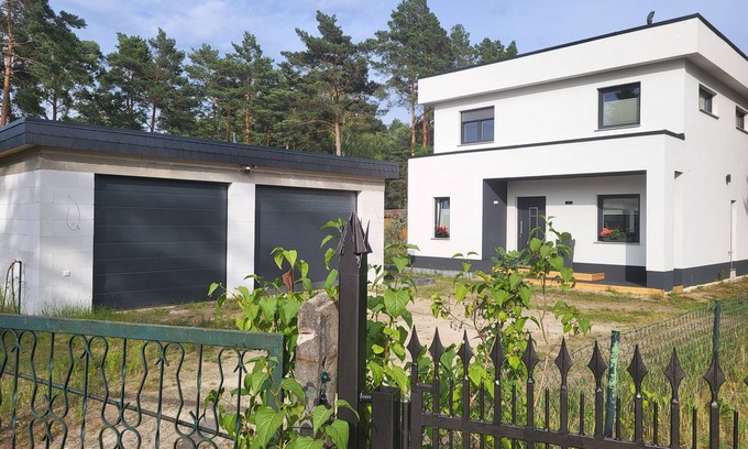 Ziegenhals Maison | Stylish accommodation near the water with large double garage and home gym