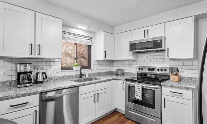 Wexford Maison | Stylish & Accessible 6Bd Home in Wexford/Pittsburg