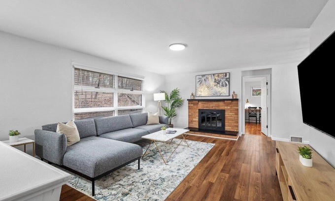 Wexford Maison | Stylish & Accessible 6Bd Home in Wexford/Pittsburg