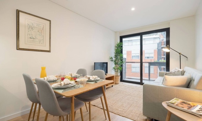 Aldoar Appartement | Host Wise - Stylish and Bright Flat with Balcony