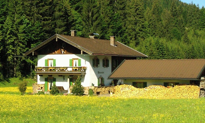 Kruen Maison | Stylish and cozy holiday home in Klais with terrace and garden, near MIttenwald.