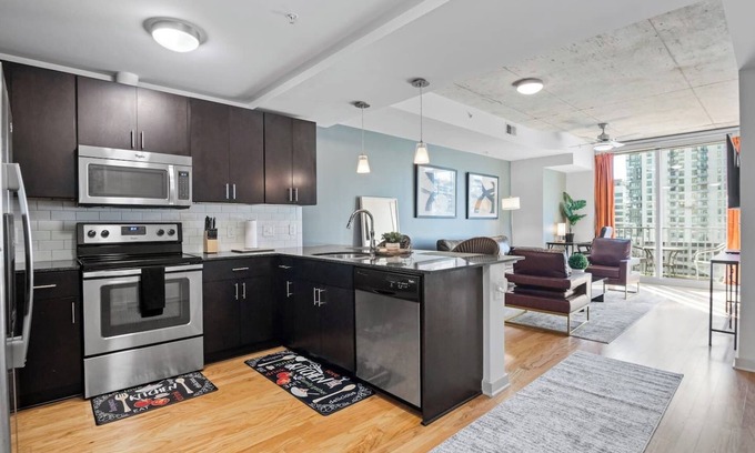 Midtown Appartement | Stylish and great location for business travelers, medical professionals or anyone looking to relax in the Urban Oasis of Midtown.