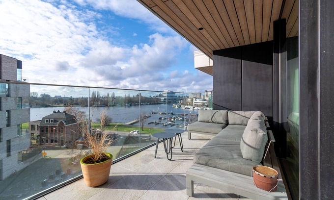 Frankendael Appartement | Stylish and Luxurious Apartment Overlooking the Amstel River