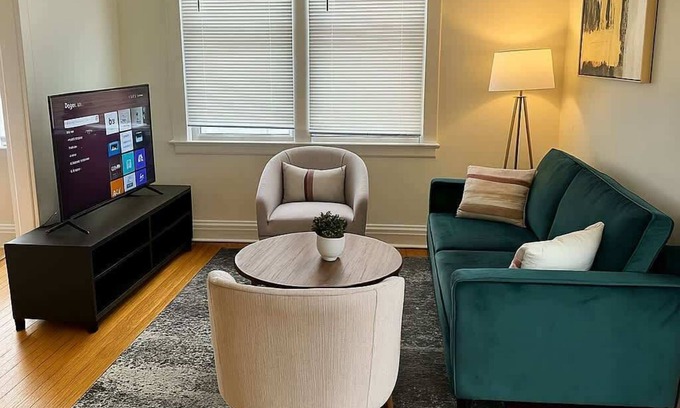 Andersonville Appartement | Stylish and Roomy 2BR in Chicago
