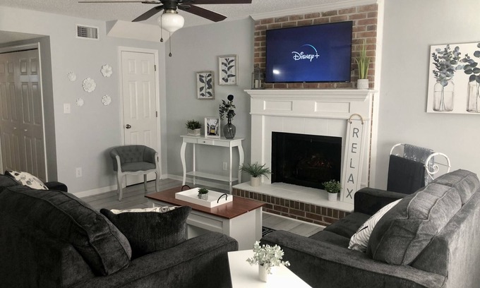 Thomasville Maison | Stylish and Spacious Townhouse overlooking Andrews Lake