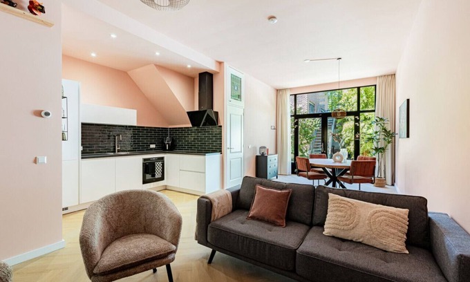 Weesperzijde Appartement | Stylish apartment next to the Amstel river- Unit F