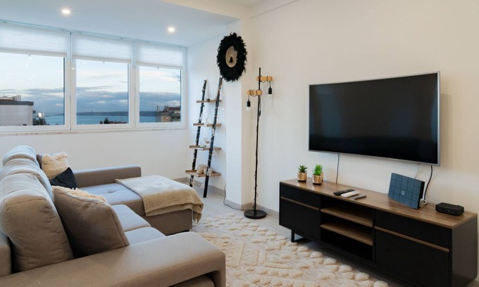 Paco De Arcos Appartement | Stylish Apartment W/ River View by LovelyStay