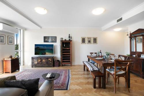 Balmain Maison | Stylish Balmain Townhouse with Pool & City Views