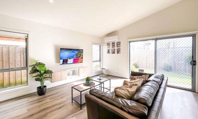 Berwick Maison | Stylish Berwick Home with WiFi, Smart TV, Garage