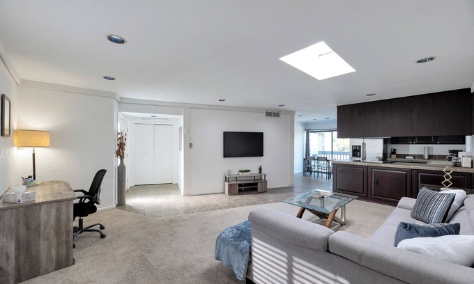 Camelback East Copropriété | Stylish Biltmore Condo w/ Pools, Mtn Views & Wi-Fi