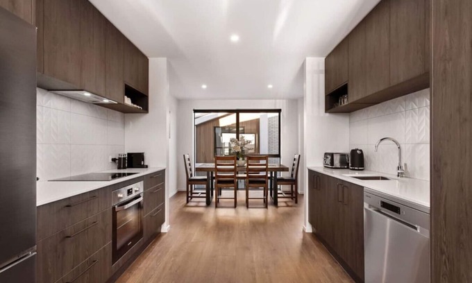 Addington Appartement | Stylish Brand New Sunny 3Bdrm 3Bth garage sleeps 6